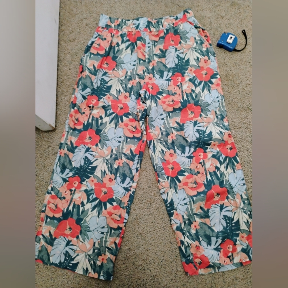 C&C California Linen Floral Cropped Pants